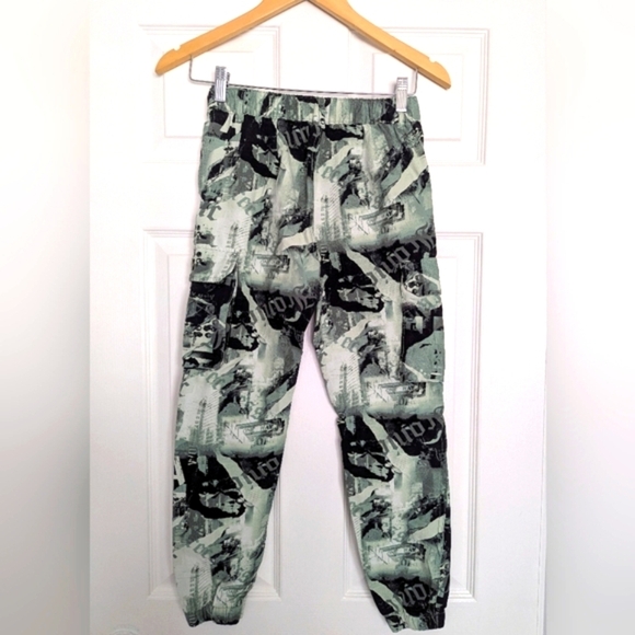Urban Kids (Size Medium) Unisex Camo Graphic Cargo Pants - Picture 5 of 14